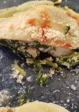 Una foto de Sorrentinos CASERITOS de espinaca, nueces, ricota y queso 💎👌