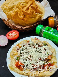 পাঁপড় পিজ্জা (Papad pizza recipe in Bengali) রেসিপির প্রধান ছবি