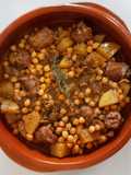 Garbanzos, patata, chorizo criollo y salsa a base de chimichurri