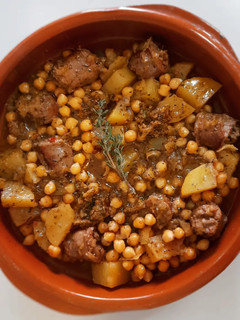 Una foto de Garbanzos, patata, chorizo criollo y salsa a base de chimichurri