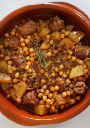 Foto principal de Garbanzos, patata, chorizo criollo y salsa a base de chimichurri