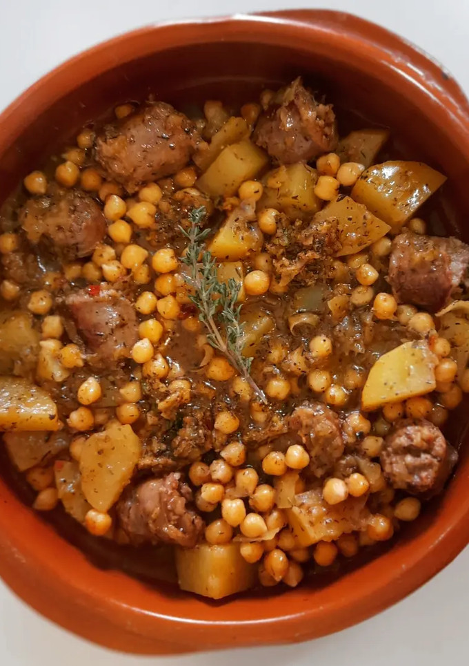 Una foto de Garbanzos, patata, chorizo criollo y salsa a base de chimichurri