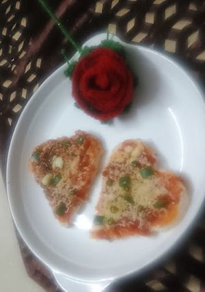 हार्ट शेप शेजवान चिली टोस्ट रेसिपी मुख्य फोटो