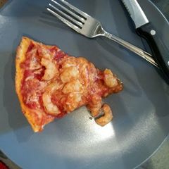 A picture of shrimp & garlic pizza.