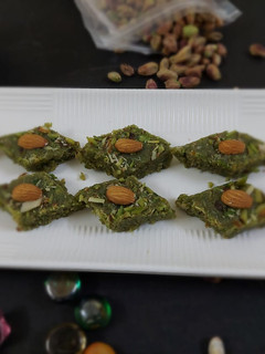 हरे चने की बर्फी (hare chane ki barfi recipe in Hindi) रेसिपी मुख्य फोटो