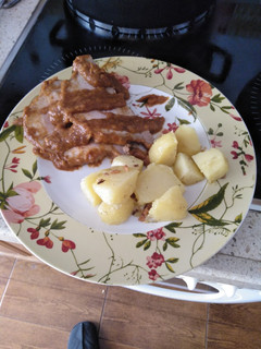 Foto principal de Lomo de cerdo al horno con guarnición de patatas salteadas