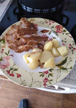 Una foto de Lomo de cerdo al horno con guarnición de patatas salteadas
