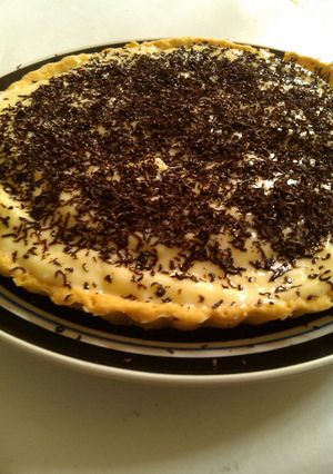 A picture of Cream pie with grated chocolate.
