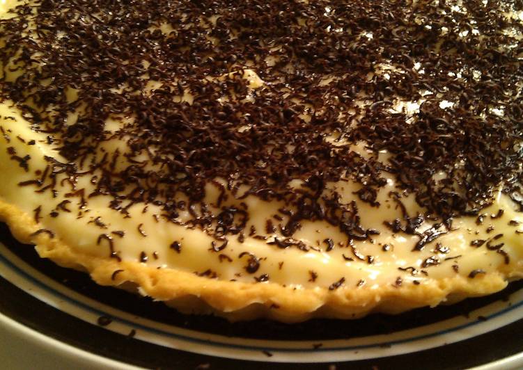 Cream pie with grated chocolate