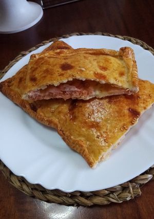 Una foto de Empanada de salmón ahumado con extra de queso