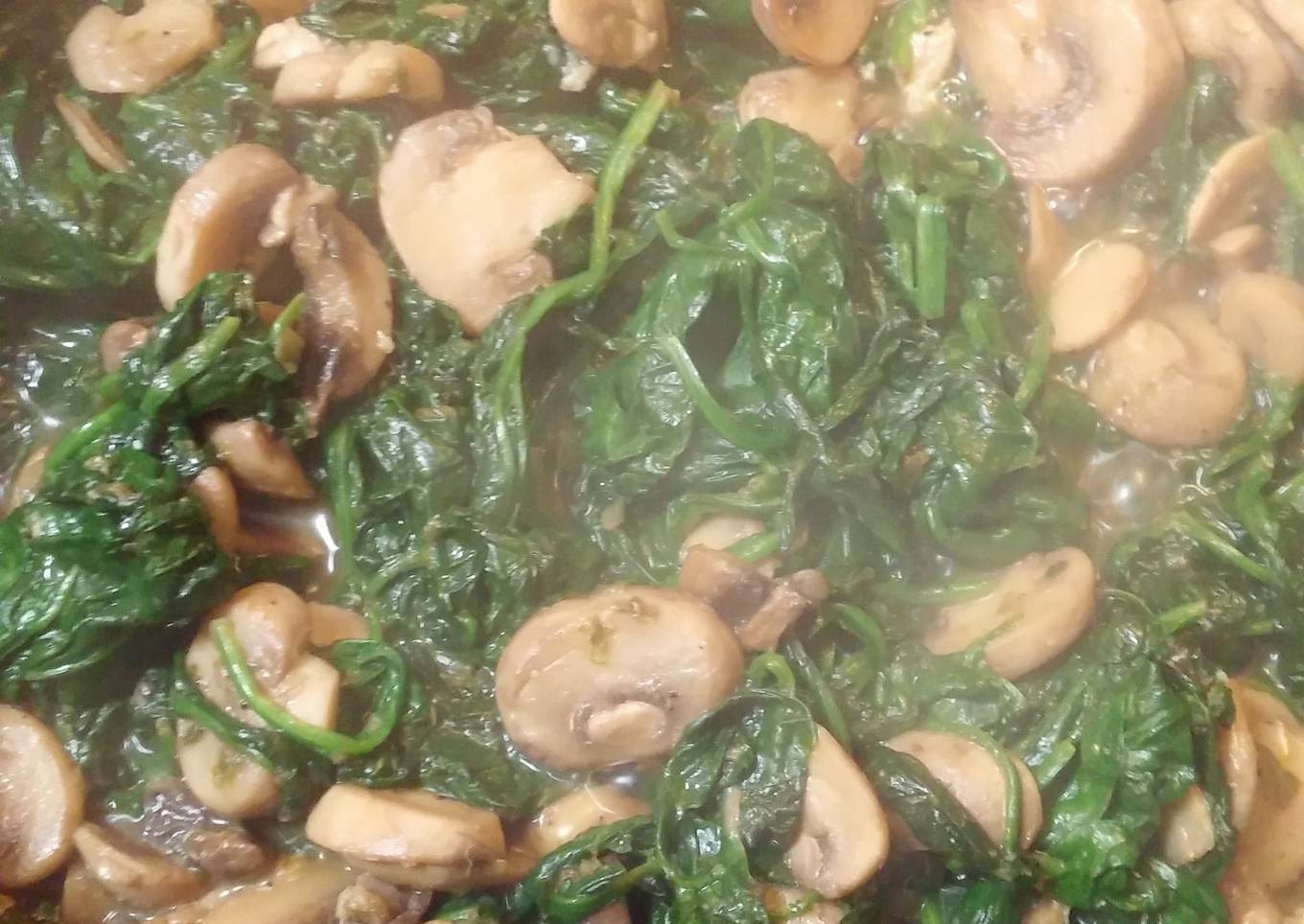 Light spinach and mushrooms