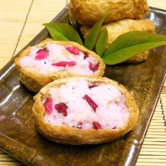 A picture of Inari Sushi with Pickles.