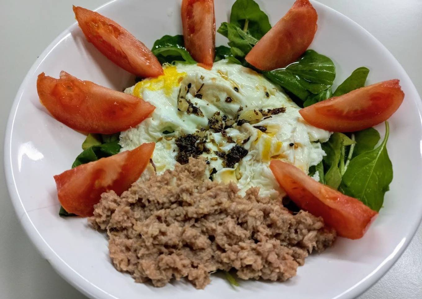 Ensalada de Rúcula, Atún, Tomate y Huevo