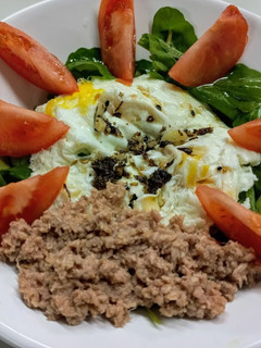 Una foto de Ensalada de Rúcula, Atún, Tomate y Huevo