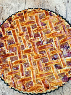 Una foto de Tarta Enrejada de Hojaldre con Manzana y Frutos Rojos