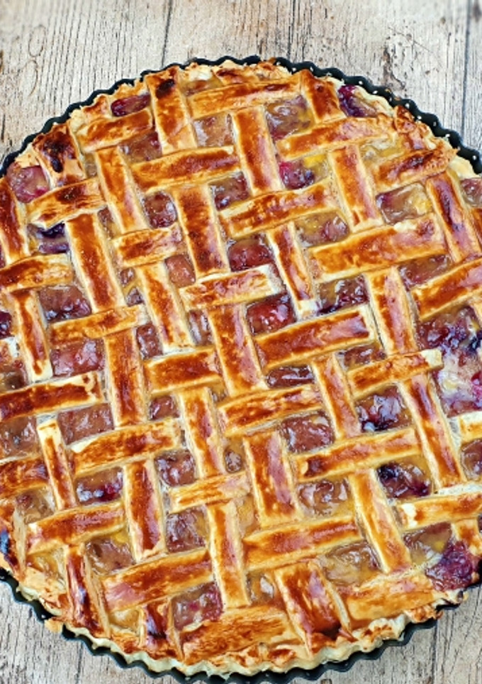 Una foto de Tarta Enrejada de Hojaldre con Manzana y Frutos Rojos