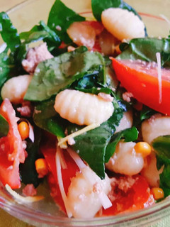 Una foto de Ensalada de espinacas y ñoquis
