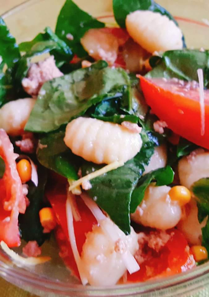 Una foto de Ensalada de espinacas y ñoquis