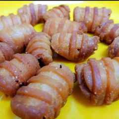 A picture of Semolina curls /spiral shakkar pare recipe.