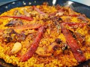 Una foto de arroces paella