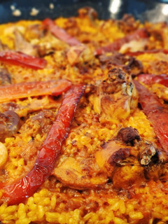 Una foto de Paella de conejo al horno