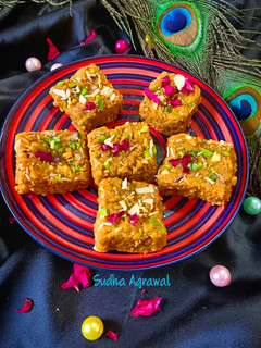मावा ड्राई फ्रूट्स बर्फी (Mawa Dry Fruits Burfi recipe in Hindi) रेसिपी मुख्य फोटो