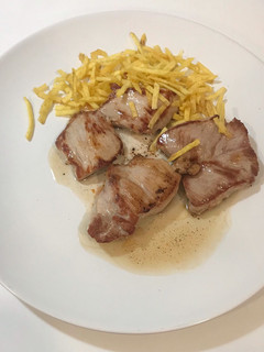 Una foto de Solomillo de cerdo a la plancha con patatas paja