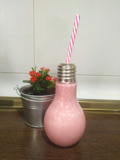 Una foto de Batido helado de frutas 🍉🍌🍏🍓