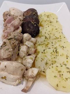 Una foto de Pollo con boletus deshidratados y champi