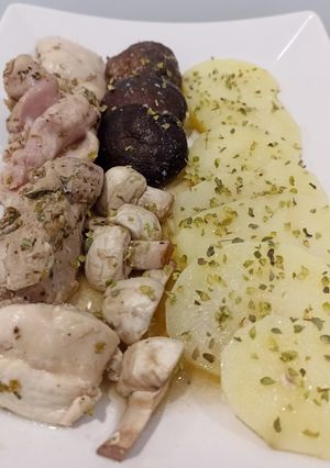 Una foto de Pollo con boletus deshidratados y champi