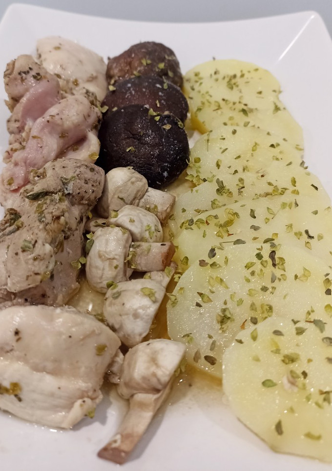 Una foto de Pollo con boletus deshidratados y champi