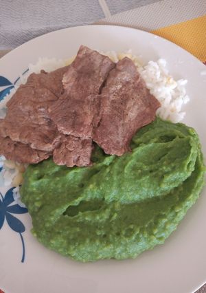 Una foto de Puré de espinacas con bistec