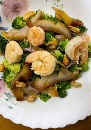 รูปของ ผัดบล๊อกโคลี่กุ้งกับคอหมูย่าง