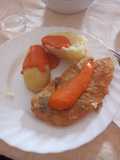 Gallo adobado y empanado con papas cocidas y mojo de pimiento