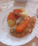 Gallo adobado y empanado con papas cocidas y mojo de pimiento