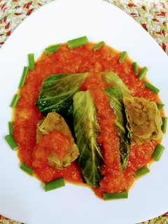 A picture of Cabbage rolls in arrabbiata sauce.