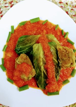 A picture of Cabbage rolls in arrabbiata sauce.