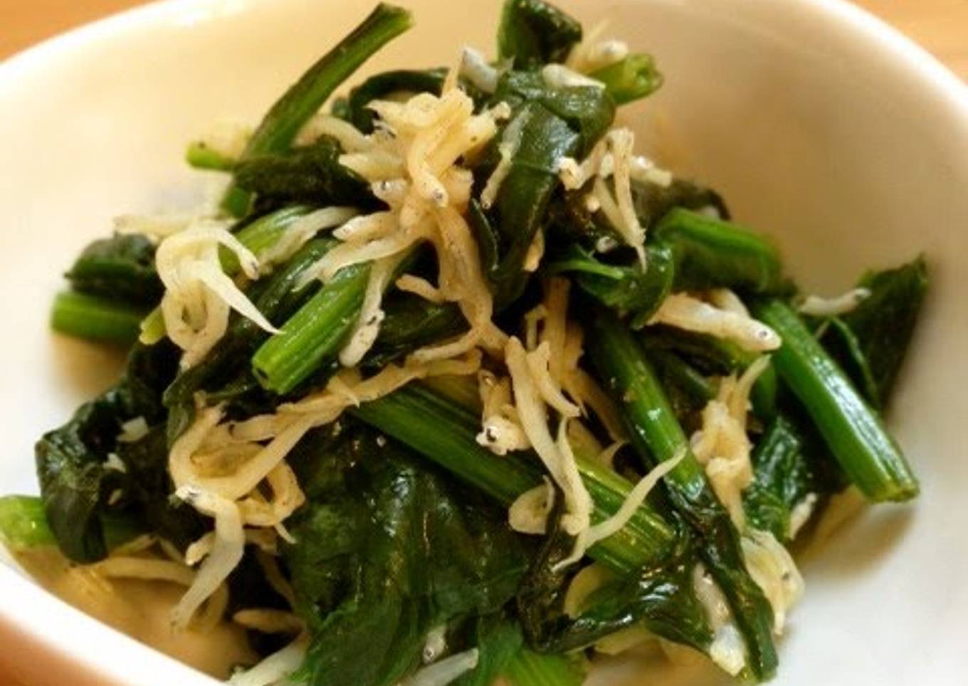 Spinach and Shirasu in a Light and Refreshing Lemon Stir-fry