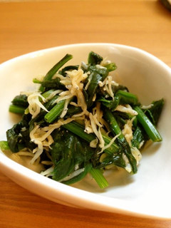 A picture of Spinach and Shirasu in a Light and Refreshing Lemon Stir-fry.