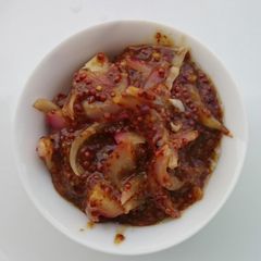 A picture of Onion In Whole Grain Mustard Sauce.
