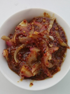 A picture of Onion In Whole Grain Mustard Sauce.