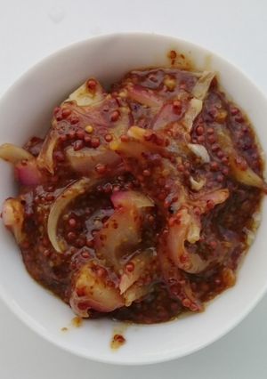 A picture of Onion In Whole Grain Mustard Sauce.