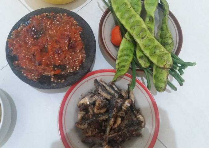 Sambal mentah & ikan asin lalaban