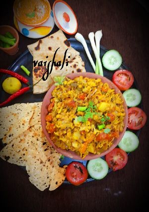 વઘારેલી ખીચડી (Vaghareli Khichdi Recipe in Gujarati) રેસીપી મુખ્ય ફોટો
