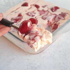 Una foto de HELADO DE FRUTILLA A LA CREMA CON 3 INGREDIENTES‼