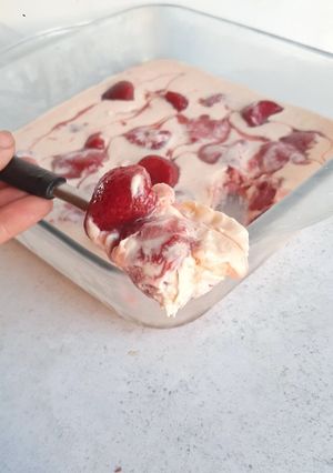 Una foto de HELADO DE FRUTILLA A LA CREMA CON 3 INGREDIENTES‼