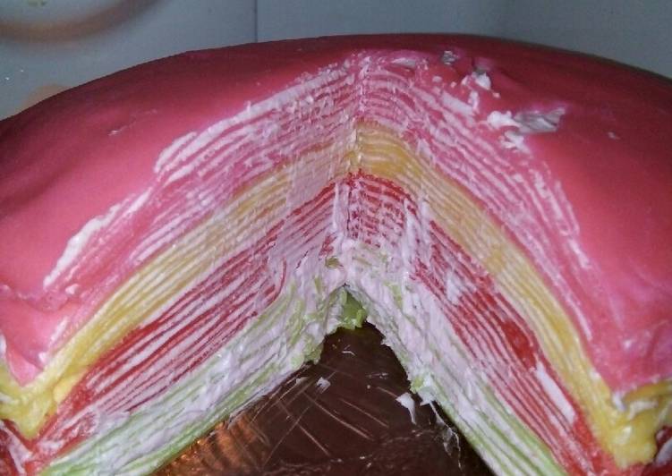 Cara Gampang Menyiapkan Crepe Cake Rainbow, Enak Banget