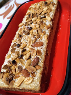 Una foto de Budín de avena, banana y dulce de leche con frutos secos