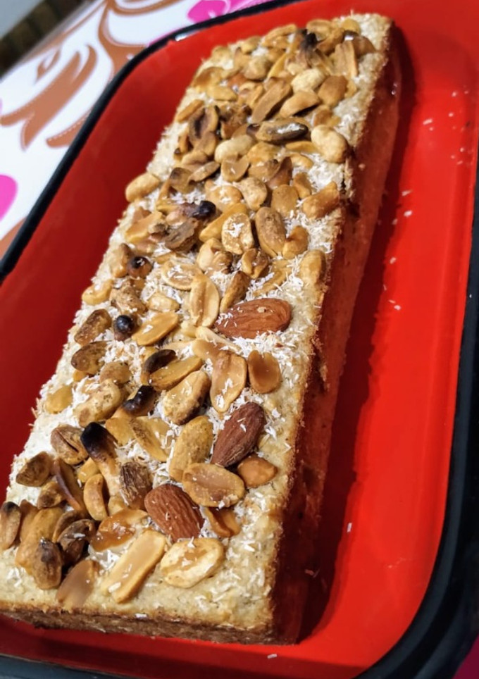 Una foto de Budín de avena, banana y dulce de leche con frutos secos