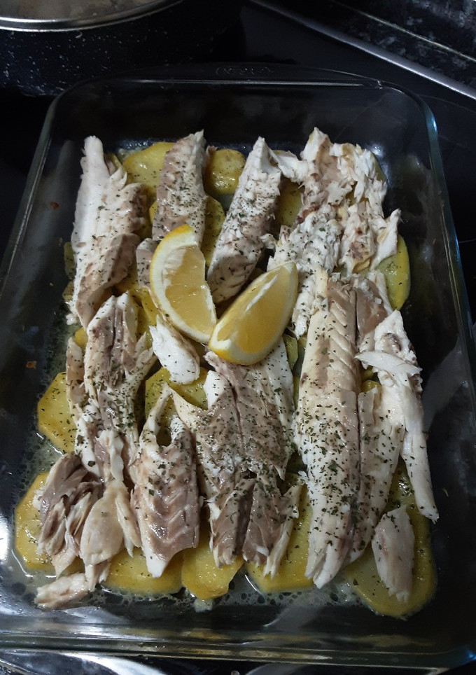 Una foto de Lubina a la sal con patatas panadera